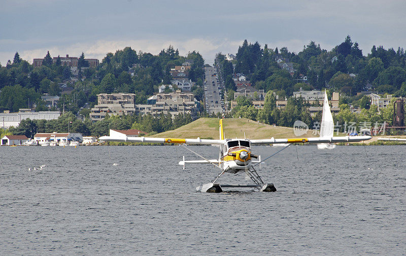 水上飞机在西雅图联合湖降落