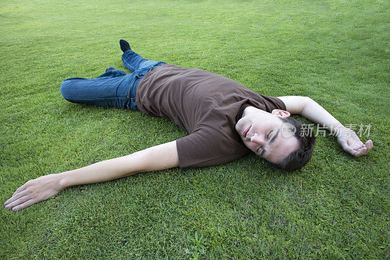 男人在草地上休息