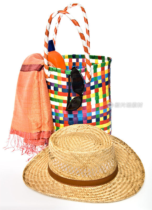 沙滩包、毛巾和太阳镜