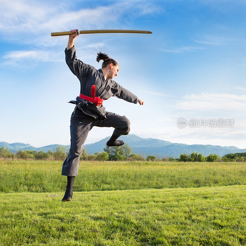 女武术家用武士刀表演忍术