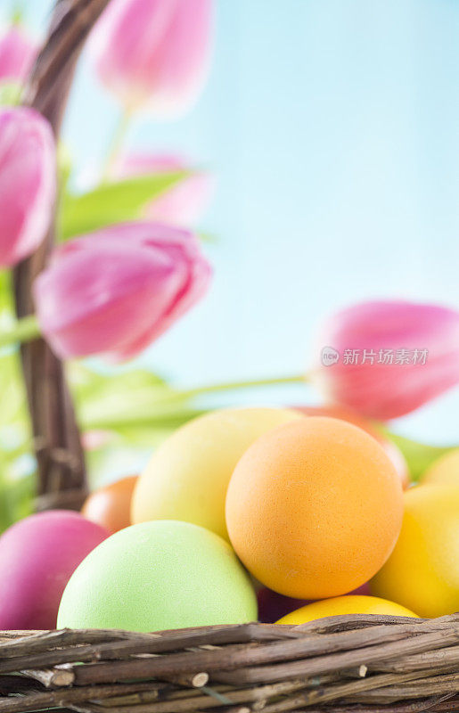 彩色的复活节彩蛋装饰在篮子里
