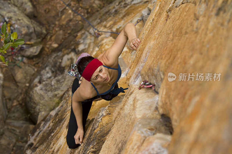 女人rockclimbing