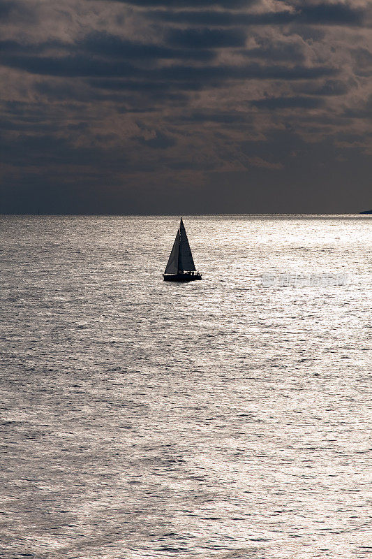 冬季海上孤独的帆船