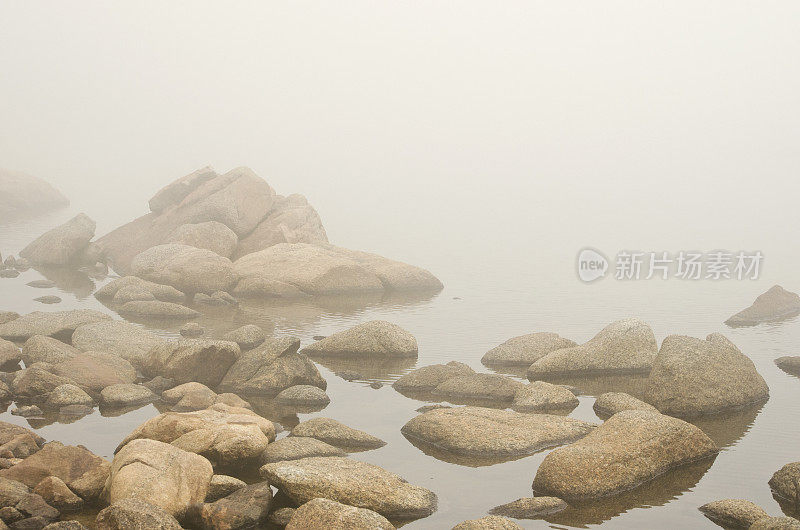 迷雾湖与花岗岩巨石