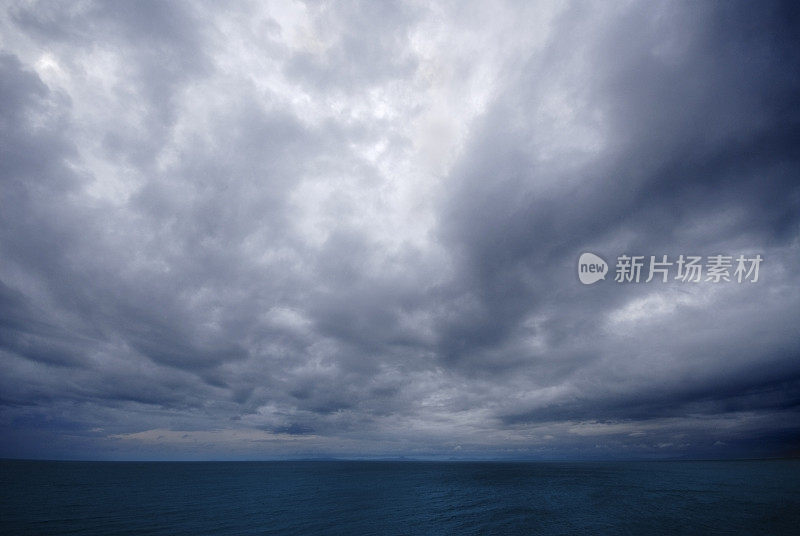 黄昏时，海面上漆黑的、雷雨交加的天空