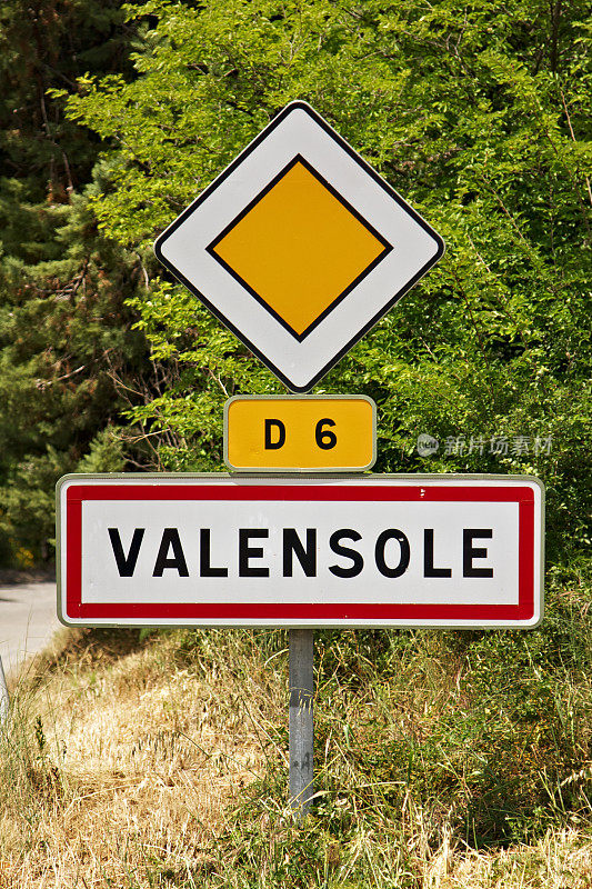 瓦伦索的入口路标。法国。