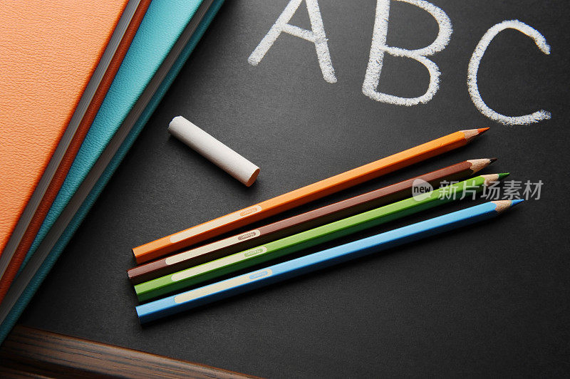 彩色的蜡笔和黑板