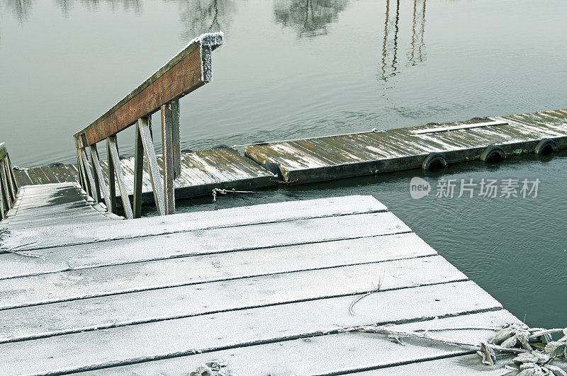 霜冻下到河边的码头
