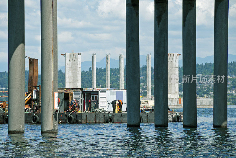 横跨华盛顿湖的新桥的浮筒部分