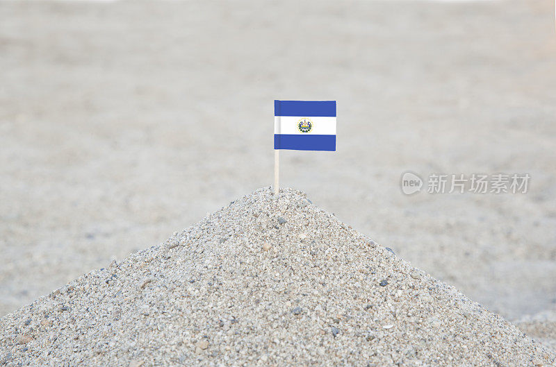 沙滩上的萨尔瓦多国旗