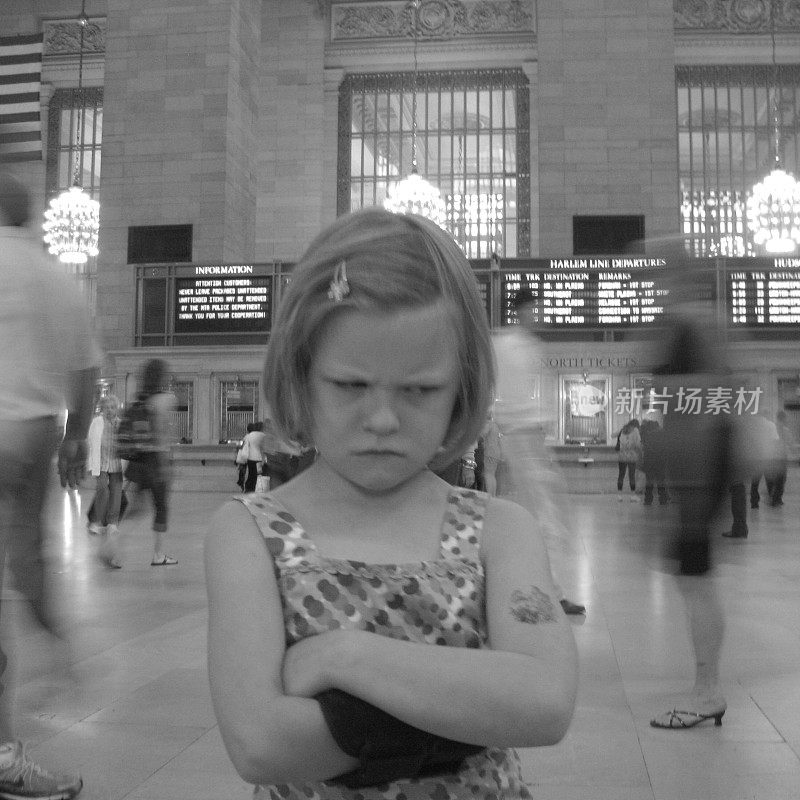 在纽约中央火车站愤怒的噘嘴女孩