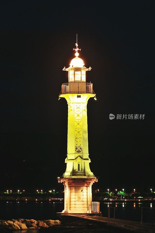 日内瓦湖夜晚的灯塔
