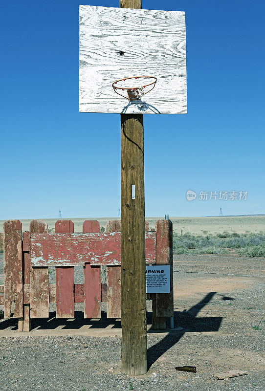 亚利桑那州纳瓦霍保留地交易站的篮球框