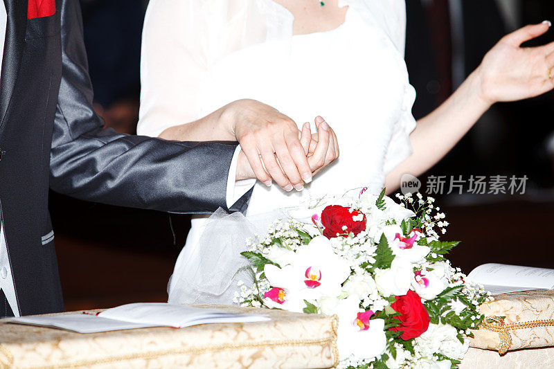 新郎在婚礼上牵着妻子的手