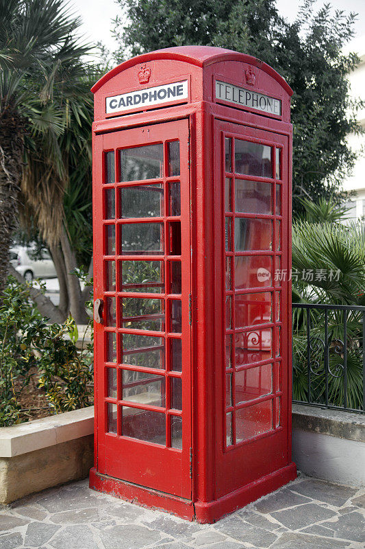 老式的红色电话亭