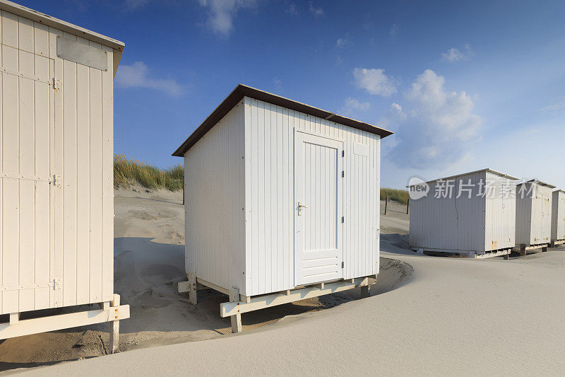荷兰海岸典型的白色海滩房屋
