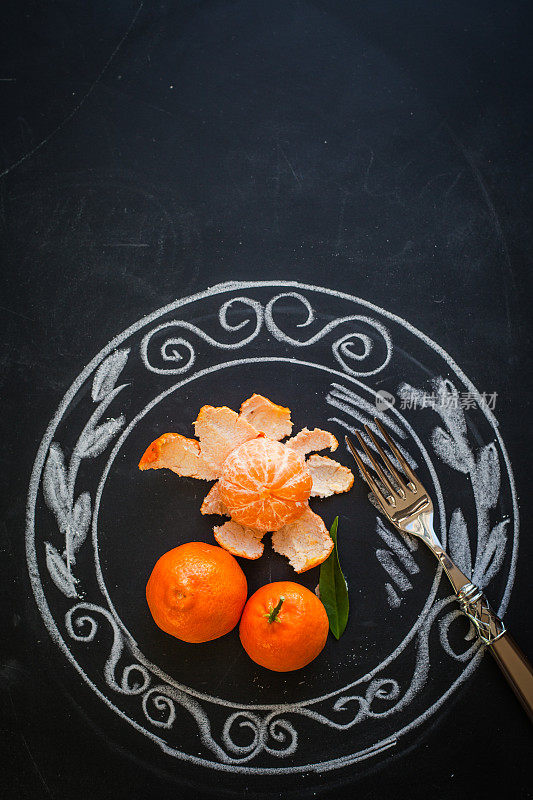 橘子，盘子插图在黑板上