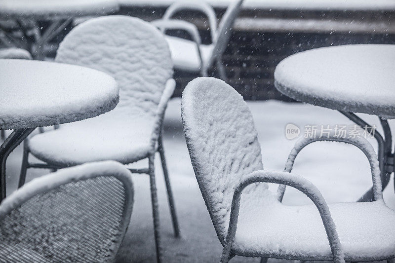 雪后街头的咖啡馆