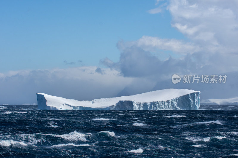 南极洲漂浮着巨大的冰山