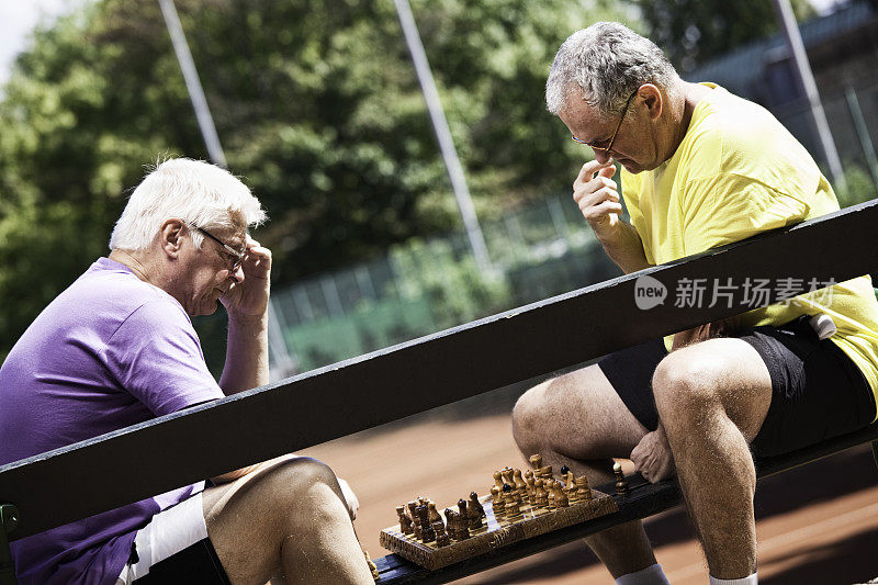 两名高年级学生下棋