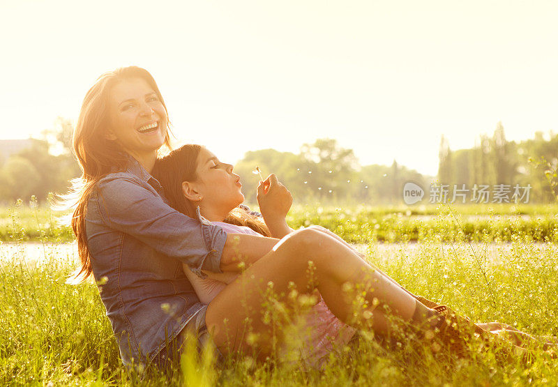 一个女人和她的女儿在享受阳光。