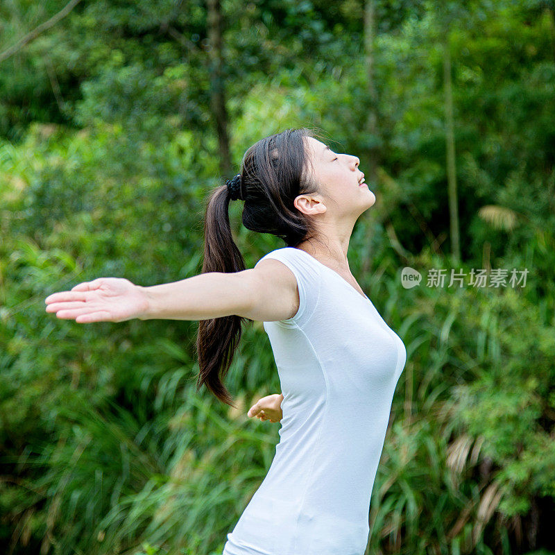 美丽的亚洲女人享受新鲜空气