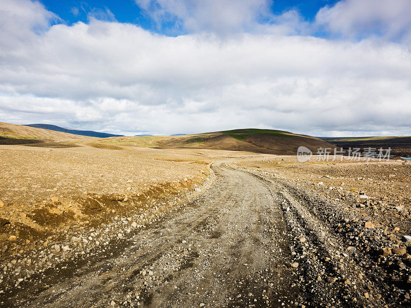 穿越乡村的冰岛乡村景观轨道公路