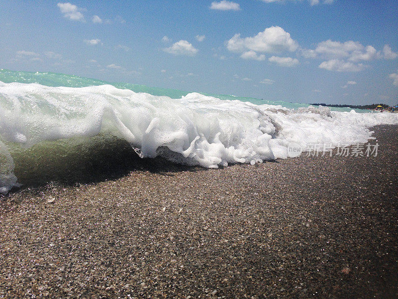 海浪撞