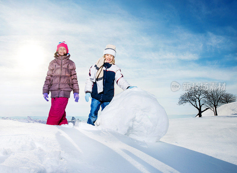 孩子们在雪中玩耍。