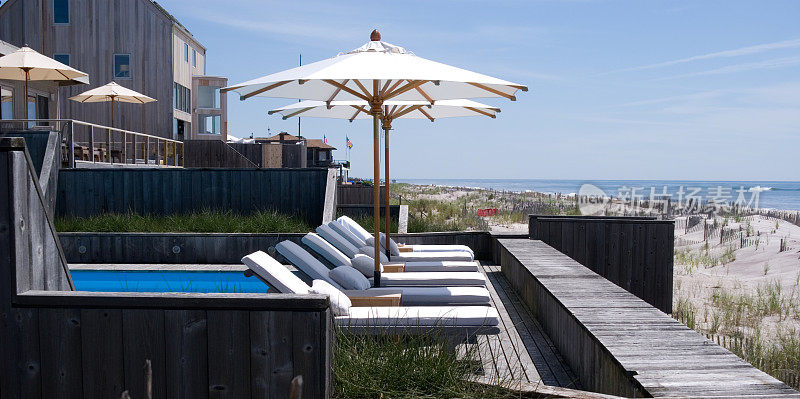 现代海滩建筑:躺椅对称对齐
