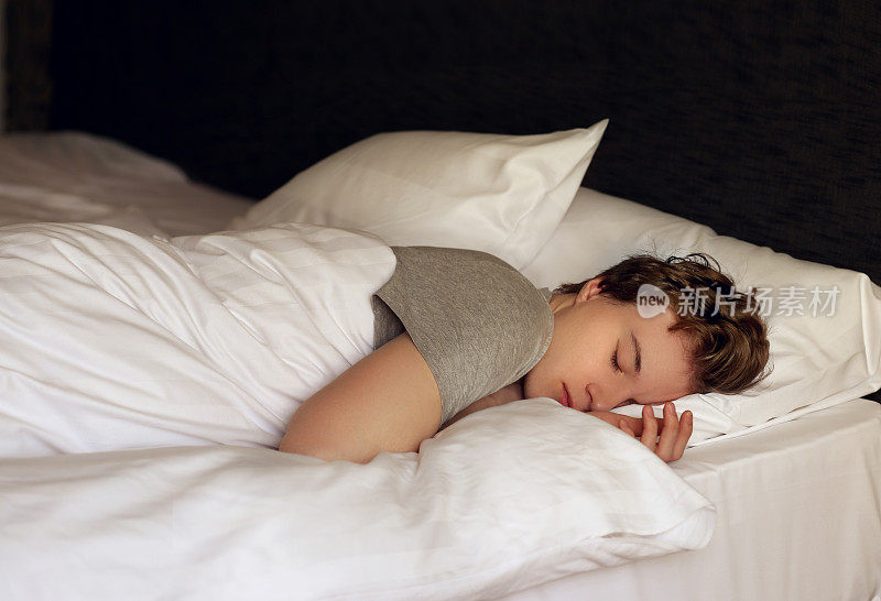 一个年轻人在床上睡觉的特写