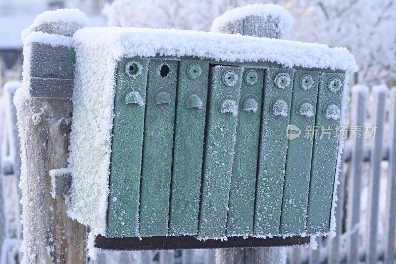 白雪覆盖的邮箱