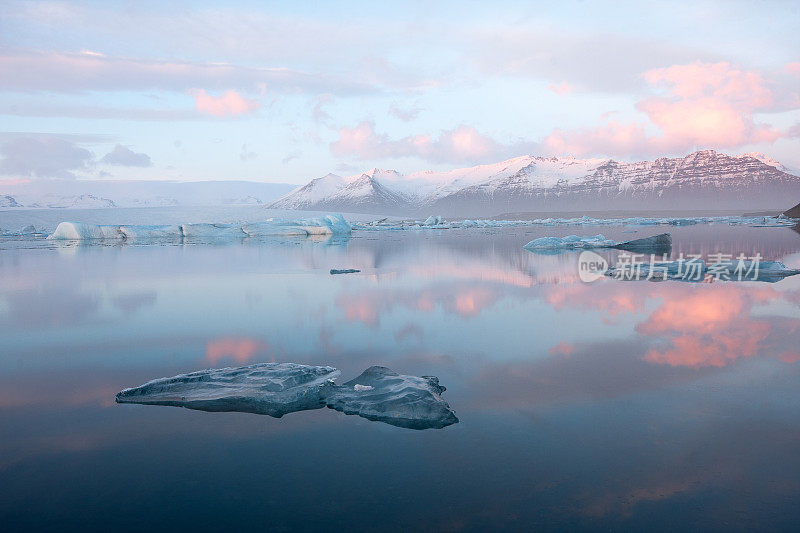 日落时分的Jokulsarlon冰湖