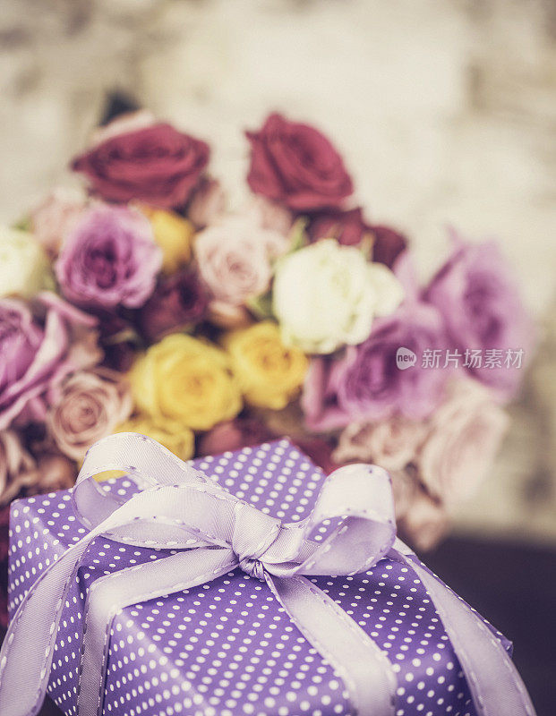 玫瑰花束和礼物。母亲节，生日或结婚礼物