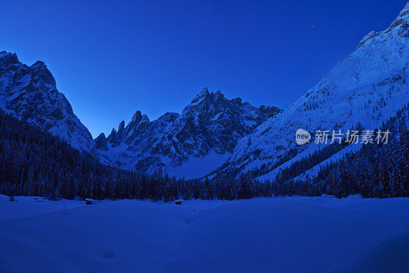 白云石山脉山谷