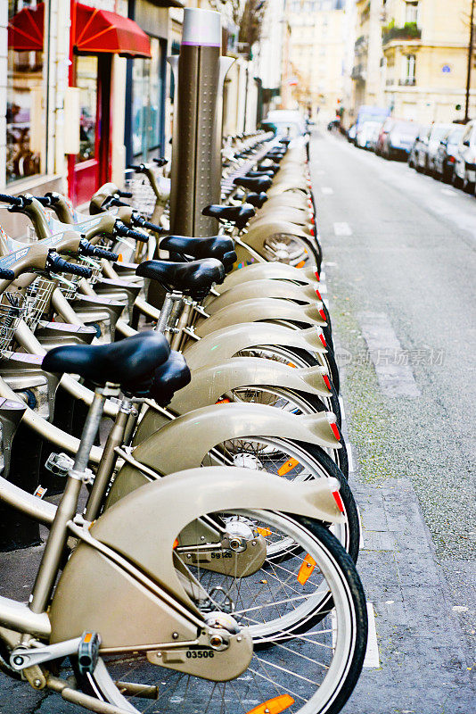 巴黎大街上的自行车架
