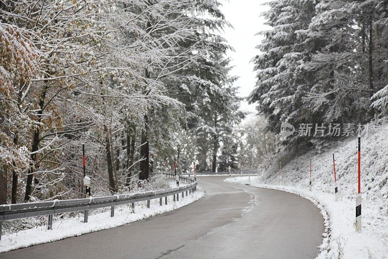 街道在冬天与雪景