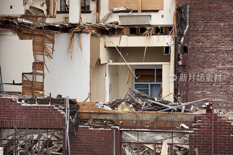 地震或自然灾害的破坏和后果;旧砖建筑