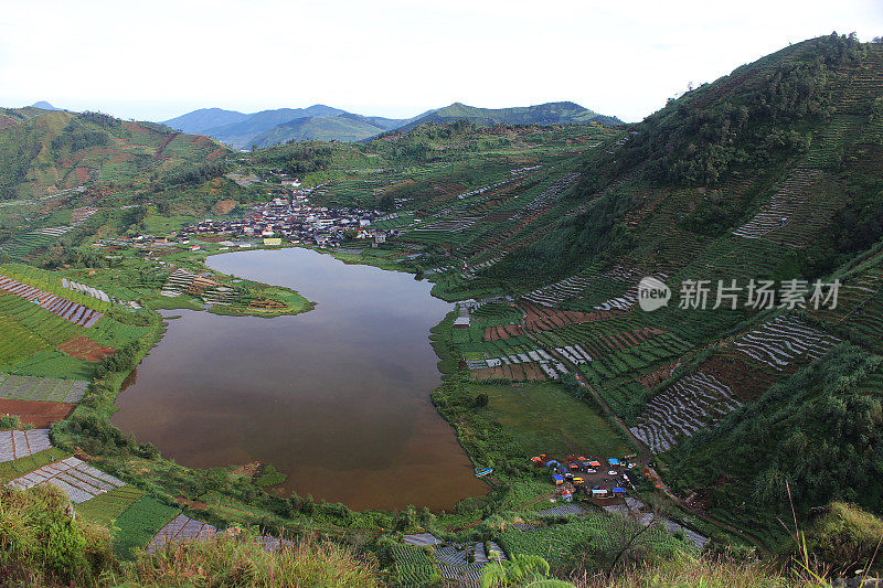 湖全景