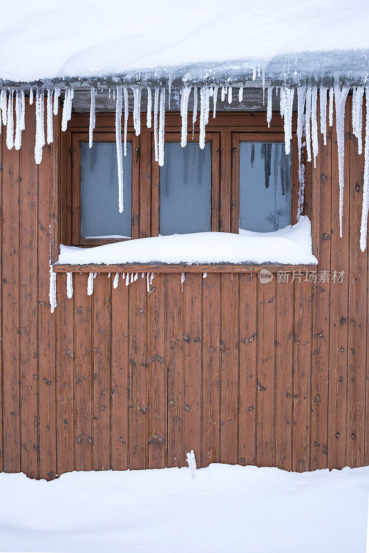 小屋窗户上覆盖着雪