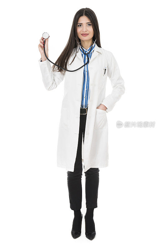 年轻迷人的女医生拿着听诊器和穿着医疗制服
