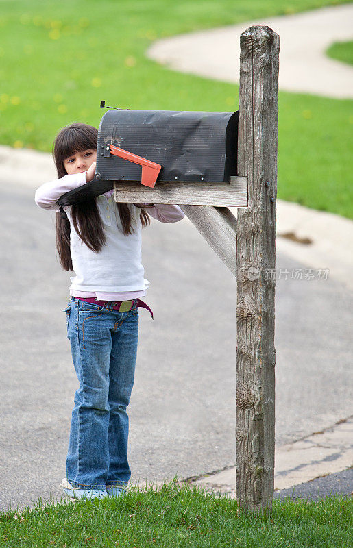 漂亮的拉丁小女孩检查邮箱
