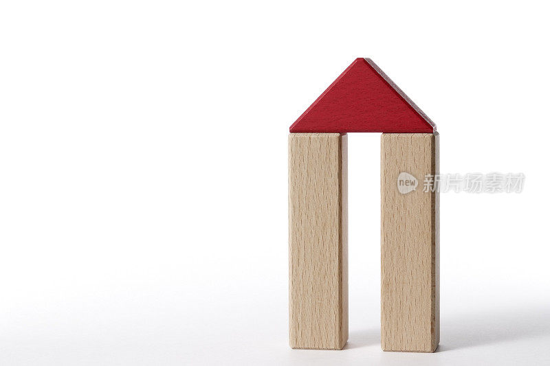 白色背景上的木块房子的孤立镜头