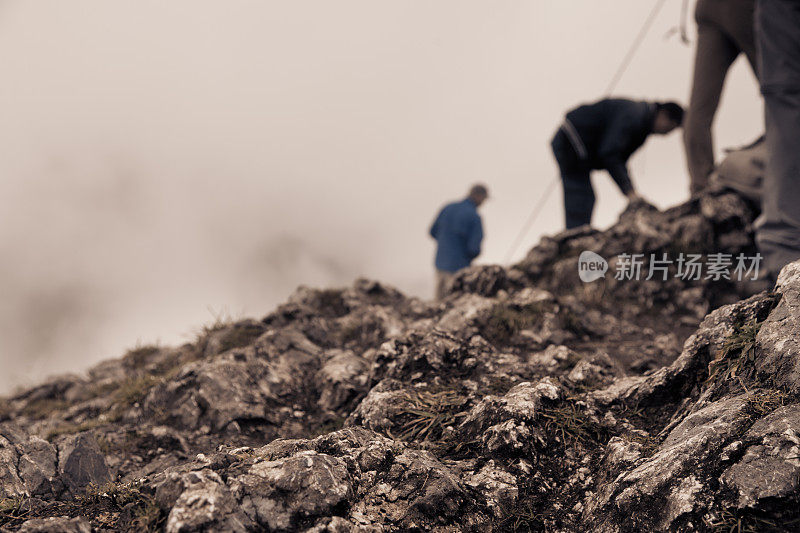 人们站在山顶