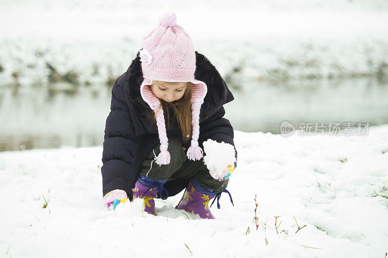 快乐的小女孩在堆雪球