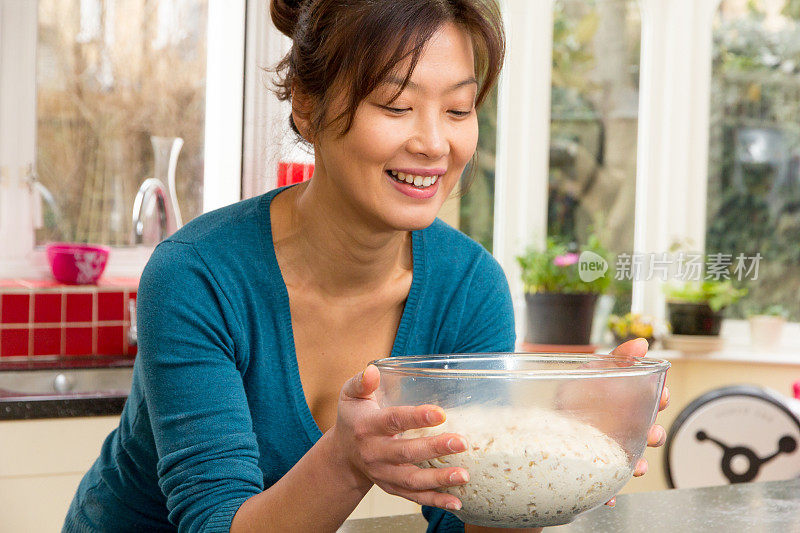 这位妇女对自己烹饪的成功感到满意