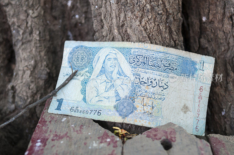 利比亚领导人卡扎菲在一张第纳尔纸币上