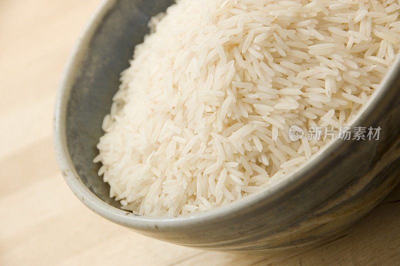 印度香米在碗里。