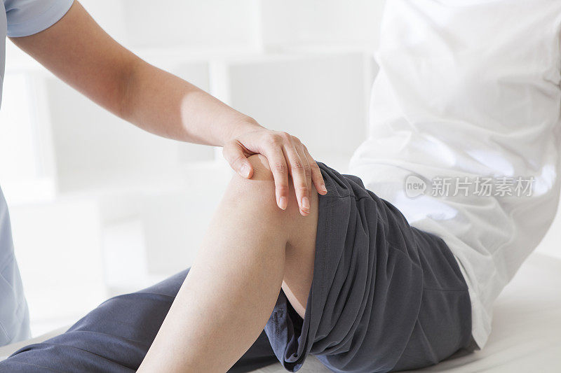 女性在膝盖中心接受按摩