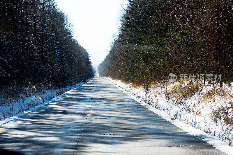 冬天下雪的路